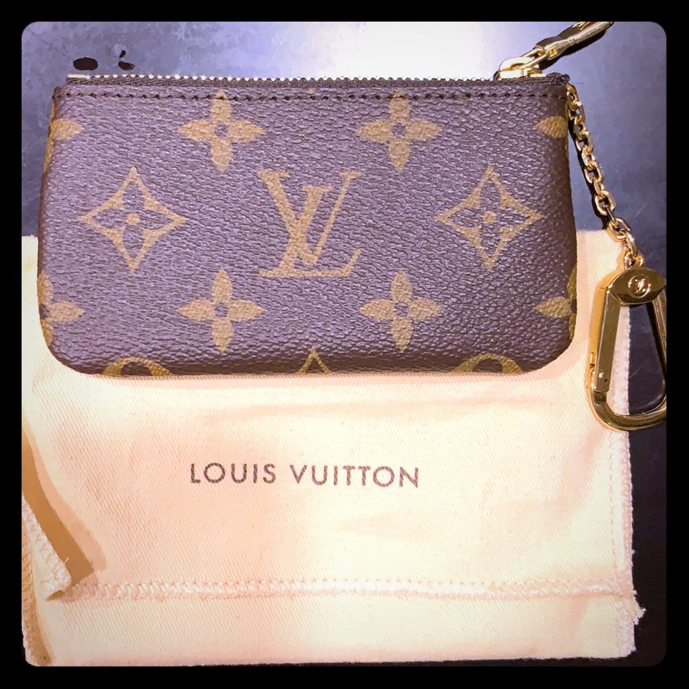 Louie Vuitton women’s monogram zippy coin purse.